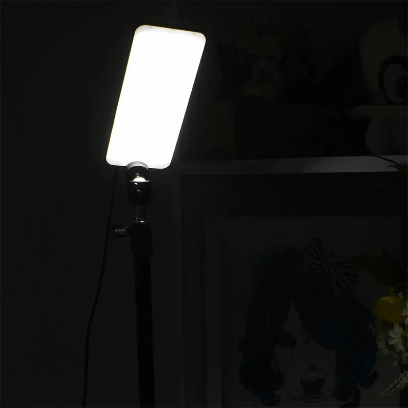 Tragbares LED-Arbeitslicht für den Außenbereich – per USB wiederaufladbare Campinglampe mit Teleskopständer
